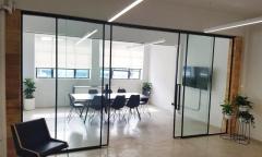 Advantages and Applications of Sliding Glass Partitions 